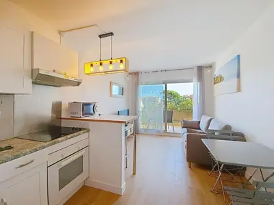 Cuisine ou kitchenette dans l'établissement Vacation apartment near sea with private parking