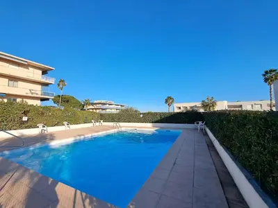 Piscine de l'établissement Charmant 3 pièces vue mer ou située à proximité