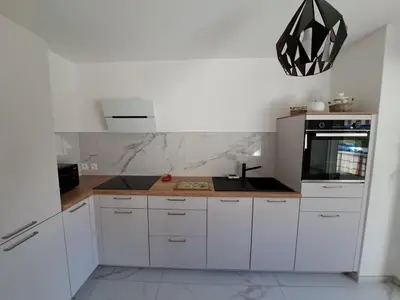 Cuisine ou kitchenette dans l'établissement Charmant 3 pièces vue mer