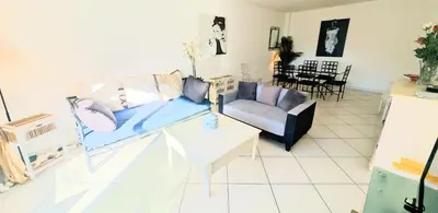 Coin salon dans l'établissement Ref FLORIAN by Palmes dProperties