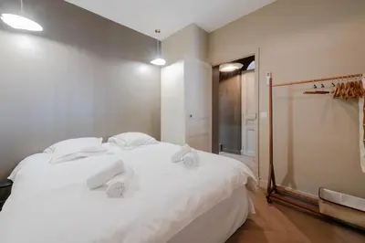 Un ou plusieurs lits dans un hébergement de l'établissement Renovated 1-Br Apartment Heart of Cannes