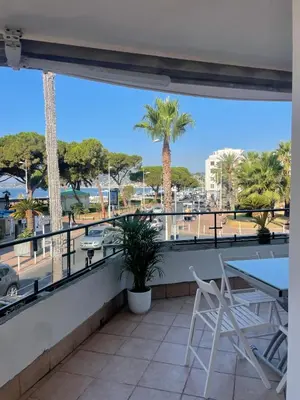 Balcon ou terrasse dans l'établissement Face à la mer et à 2 pas des plages Juan les Pins 'Tout à pied'