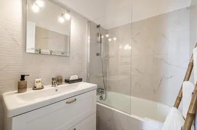 Salle de bains dans l'établissement 13 ANDRE1 - Hotel-Style Suite Studio 50m from Croisette
