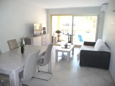 Cuisine ou kitchenette dans l'établissement Spacieux 3 P Juan les pins