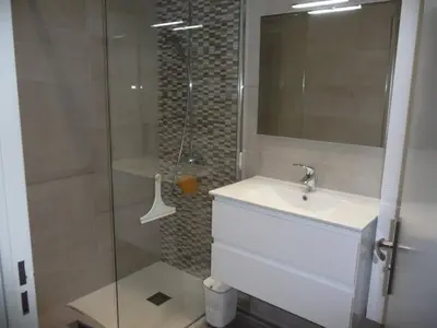 Salle de bains dans l'établissement Spacieux 3 P Juan les pins