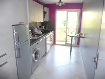 Cuisine ou kitchenette dans l'établissement Spacieux 3 P Juan les pins