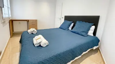 Un ou plusieurs lits dans un hébergement de l'établissement Luxurious 3-Bedroom Apartment in Heart of Cannes