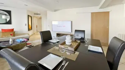 Télévision ou salle de divertissement dans l'établissement Luxurious 3-Bedroom Apartment in Heart of Cannes