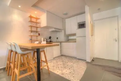 Cuisine ou kitchenette dans l'établissement Charming 2 rooms in RDJ Golfe Juan