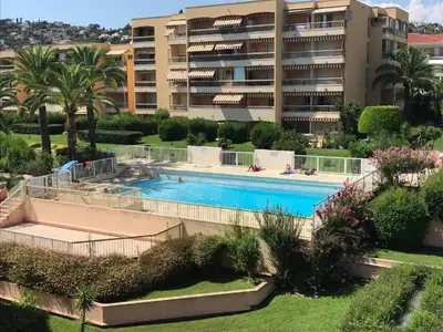 Piscine de l'établissement Charming 2 rooms in RDJ Golfe Juan ou située à proximité
