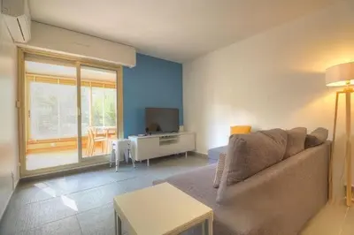 Coin salon dans l'établissement Charming 2 rooms in RDJ Golfe Juan