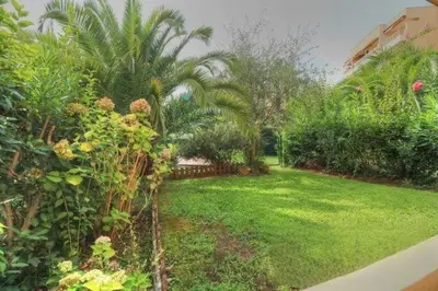 Jardin de l'établissement Charming 2 rooms in RDJ Golfe Juan