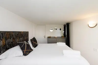 Un ou plusieurs lits dans un hébergement de l'établissement Upstays Quiet 56m² House Cannes