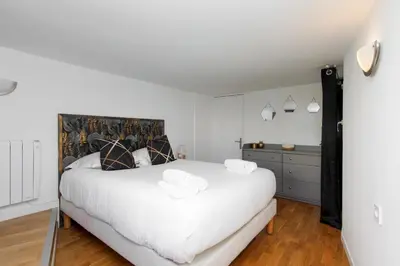 Un ou plusieurs lits dans un hébergement de l'établissement Upstays Quiet 56m² House Cannes