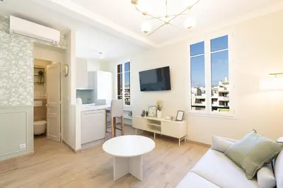 Télévision ou salle de divertissement dans l'établissement Le Soleil, Juan les Pins, 2 min Walk to Beach, AC, last floor!