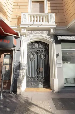 Façade ou entrée de l'établissement Le Soleil, Juan les Pins, 2 min Walk to Beach, AC, last floor!