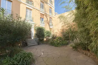 Jardin de l'établissement Le Soleil, Juan les Pins, 2 min Walk to Beach, AC, last floor!