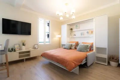 Un ou plusieurs lits dans un hébergement de l'établissement Le Soleil, Juan les Pins, 2 min Walk to Beach, AC, last floor!
