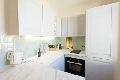 Cuisine ou kitchenette dans l'établissement Le Soleil, Juan les Pins, 2 min Walk to Beach, AC, last floor!