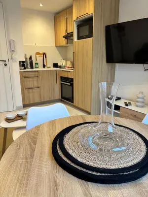 Cuisine ou kitchenette dans l'établissement Élégant T2 à 100m de la plage - Proche Aéroport