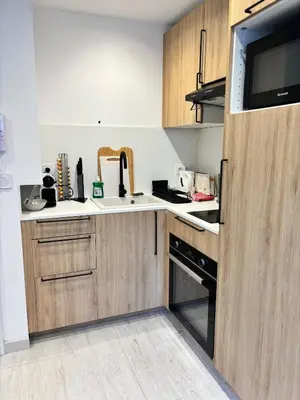 Cuisine ou kitchenette dans l'établissement Élégant T2 à 100m de la plage - Proche Aéroport