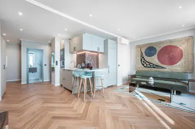 Télévision ou salle de divertissement dans l'établissement Bel appartement centre Cannes 1min de la Croisette