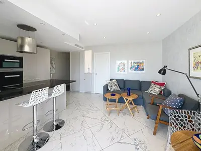 Cuisine ou kitchenette dans l'établissement Stylish 1-bedroom apartment with sea view on La Croisette