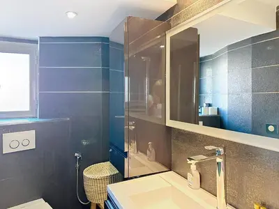 Salle de bains dans l'établissement Stylish 1-bedroom apartment with sea view on La Croisette