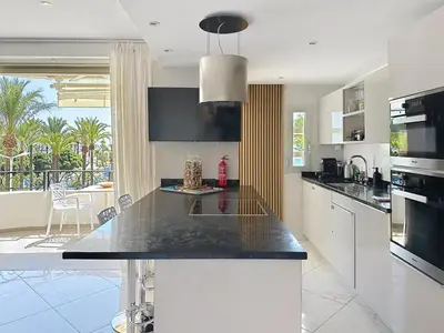 Cuisine ou kitchenette dans l'établissement Stylish 1-bedroom apartment with sea view on La Croisette