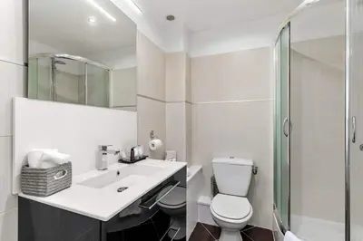 Salle de bains dans l'établissement Luxury Studio YourHostHelper