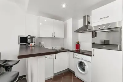 Cuisine ou kitchenette dans l'établissement Luxury Studio YourHostHelper