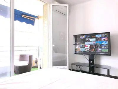 Télévision ou salle de divertissement dans l'établissement Luxury Studio YourHostHelper