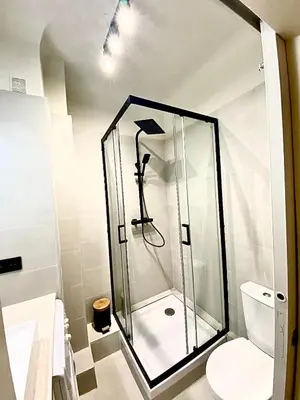 Salle de bains dans l'établissement Cannes banana apartment