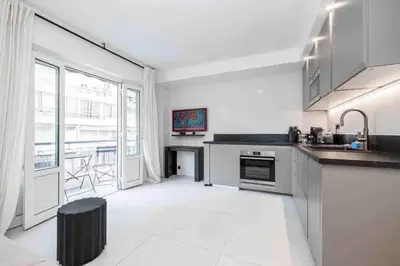 Cuisine ou kitchenette dans l'établissement Pasteur Luxury apartment la Croisette