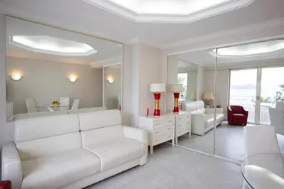Coin salon dans l'établissement One bedroom apartment with beautiful sea view