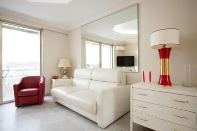 Télévision ou salle de divertissement dans l'établissement One bedroom apartment with beautiful sea view