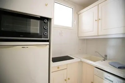 Cuisine ou kitchenette dans l'établissement One bedroom apartment with beautiful sea view