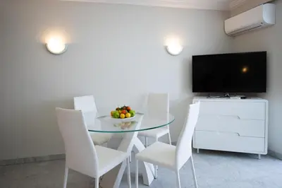 Télévision ou salle de divertissement dans l'établissement One bedroom apartment with beautiful sea view