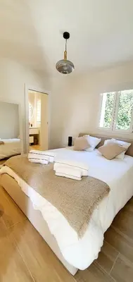 Un ou plusieurs lits dans un hébergement de l'établissement Villa vue mer à Antibes classée 4 étoiles-Piscine chauffée