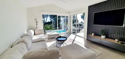Piscine de l'établissement Villa vue mer à Antibes classée 4 étoiles-Piscine chauffée ou située à proximité