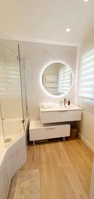 Salle de bains dans l'établissement Villa vue mer à Antibes classée 4 étoiles-Piscine chauffée