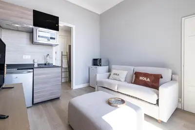 Télévision ou salle de divertissement dans l'établissement Coquette studette, aperçu mer, à 400m des plages