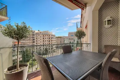 Balcon ou terrasse dans l'établissement REF 1482 - Cannes Back Croisette - Apartment for rent