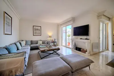 Télévision ou salle de divertissement dans l'établissement REF 1482 - Cannes Back Croisette - Apartment for rent