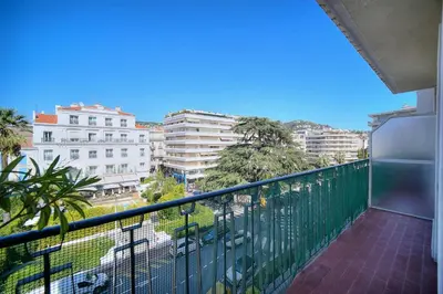 Balcon ou terrasse dans l'établissement REF 1482 - Cannes Back Croisette - Apartment for rent