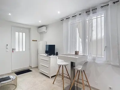 Télévision ou salle de divertissement dans l'établissement Studio Cosy Viel Antibes