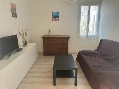 Télévision ou salle de divertissement dans l'établissement Lumineux 2 pièces haut de villa