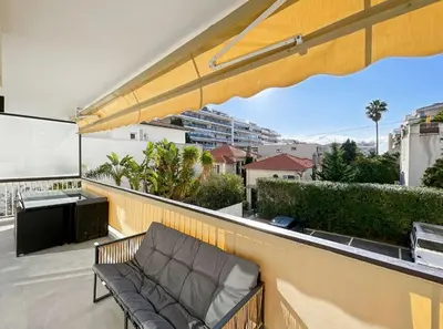 Balcon ou terrasse dans l'établissement Appartement Moderne à Cannes