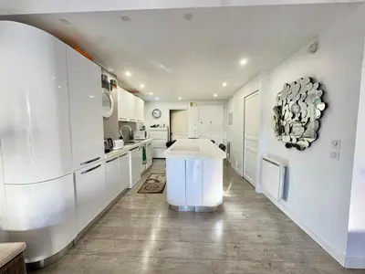 Cuisine ou kitchenette dans l'établissement Holiday Sun Villa