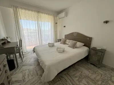 Un ou plusieurs lits dans un hébergement de l'établissement Cozy one bedroom apartment with balcony and parking
